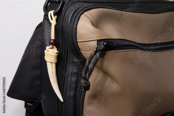 Obraz カバンに付いた鹿の角ストラップ