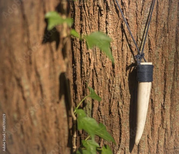 Obraz 木にぶら下がる鹿の角アクセサリー