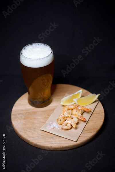 Obraz A glass of beer with fired shrimps and lemon