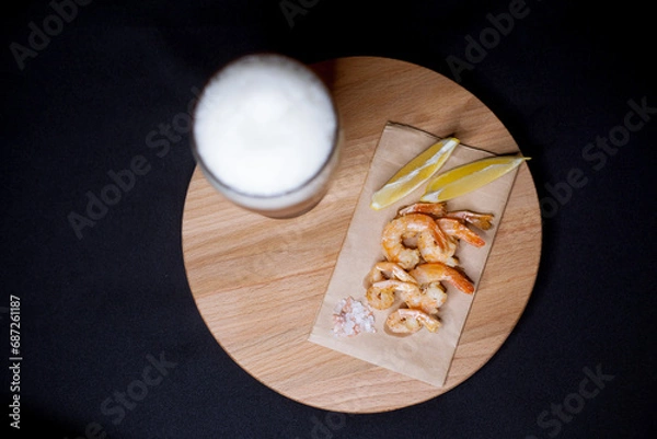Obraz A glass of beer with fired shrimps and lemon