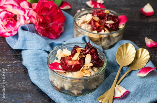 Obraz Ramequins de riz au lait avec des amandes effilées et des pétales de rose
