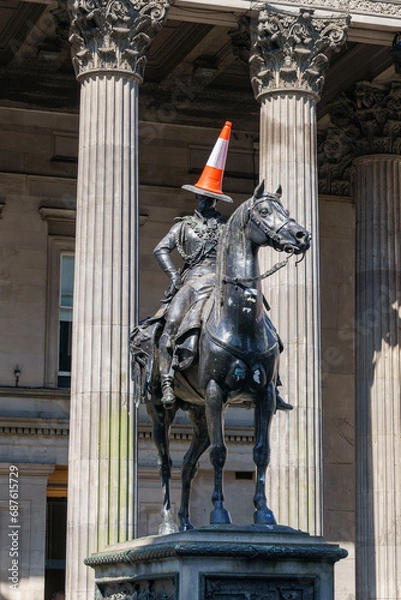 Fototapeta Duke of Wellington statue in Glasgow - view in front of the museum columns