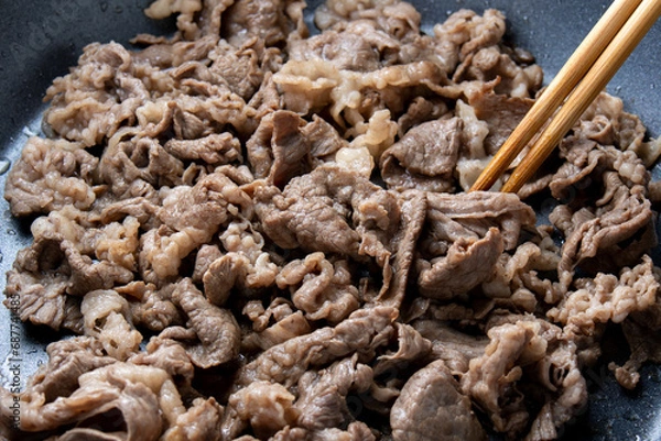Obraz 牛肉(切り落とし)をフライパンで炒める調理シーン。
