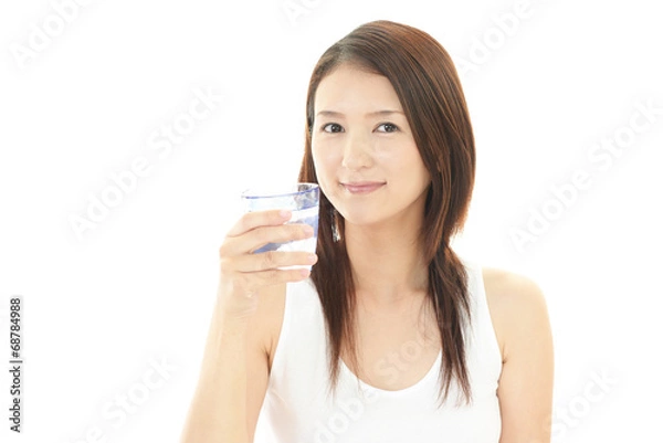 Fototapeta 水を飲む笑顔の女性