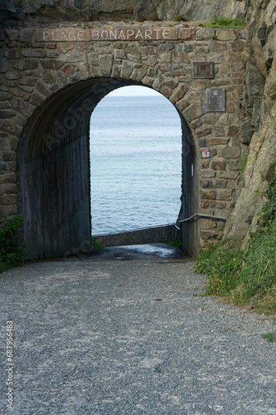 Fototapeta Entrée de la Plage Bonaparte dans les Côtes d'Armor en Bretagne, un petit tunnel a été creusé dans les rochers pour accéder à la plage, c'est aussi un haut lieu du débarquement