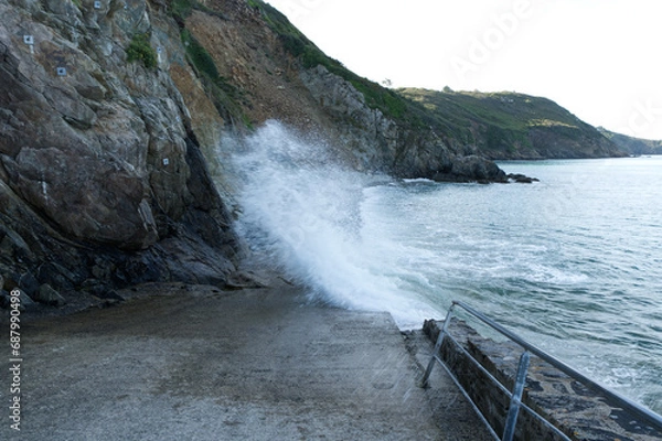 Obraz La mer monte inlassablement lors de la marée montante, et de jolies vagues apparaissent à chaque mouvement à la plage Bonaparte dans les Côtes d'Armor en Bretagne