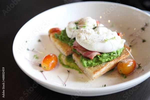 Fototapeta peas poached eggs