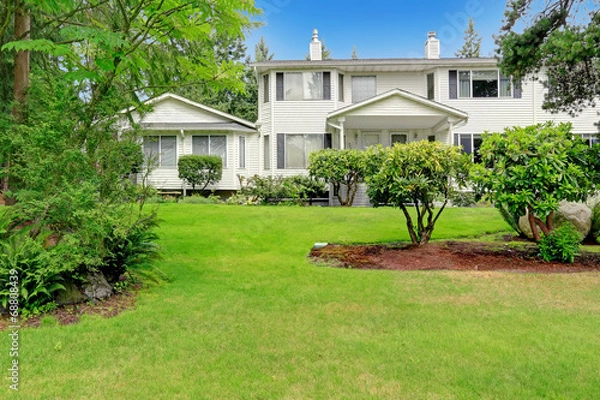 Fototapeta Large amecian house in classic style