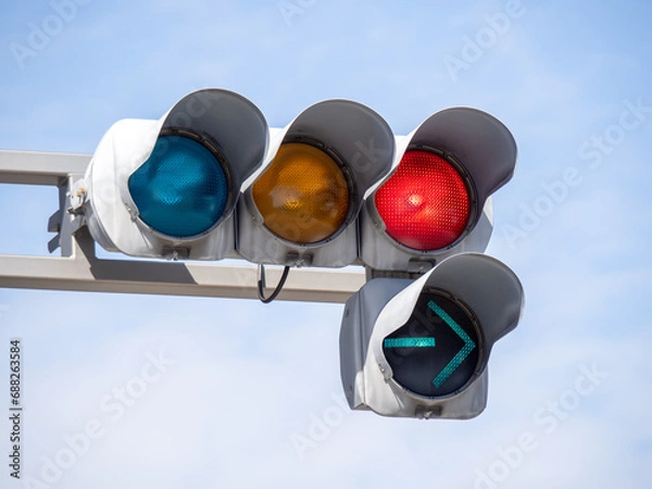 Obraz 赤色と青色矢印が点灯している矢印式信号機。
