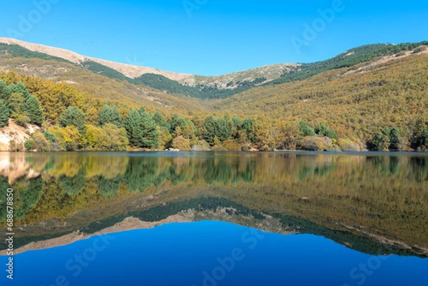 Fototapeta Reflejo en el embalse 