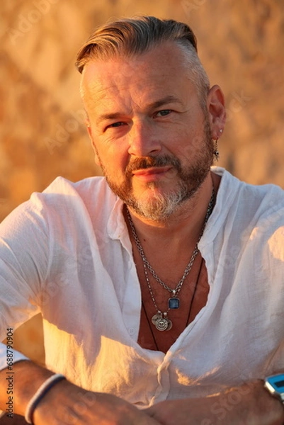 Fototapeta Mann in der Abendsonne