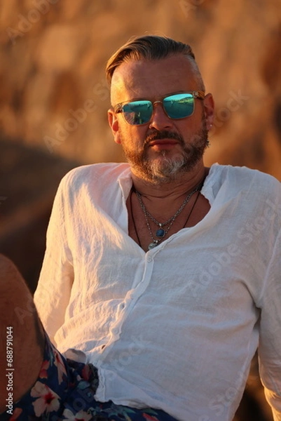 Fototapeta Mann in der Abendsonne