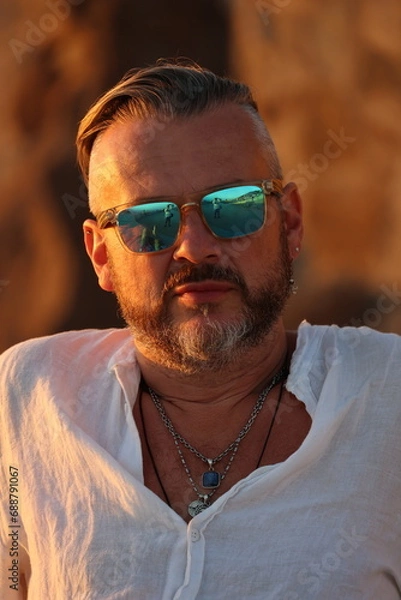 Fototapeta Mann in der Abendsonne