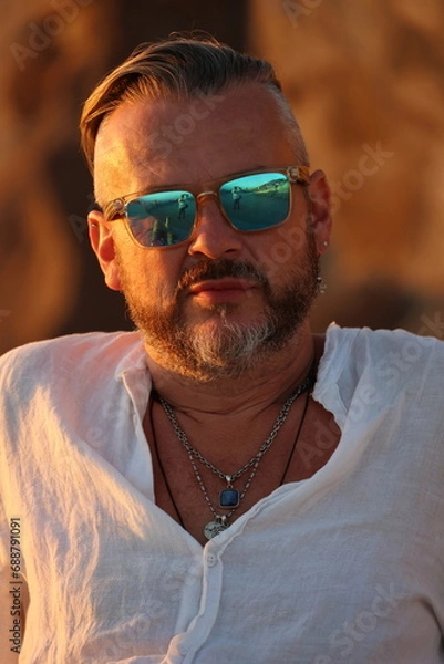 Fototapeta Mann in der Abendsonne