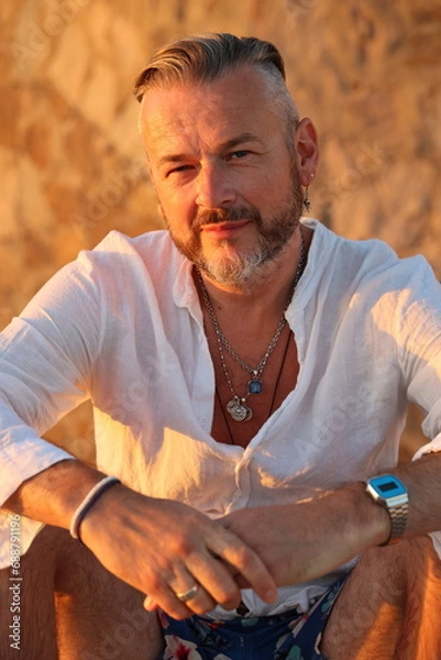 Fototapeta Mann in der Abendsonne
