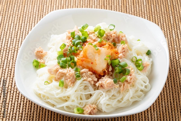 Fototapeta キムチとツナのぶっかけそうめん。
