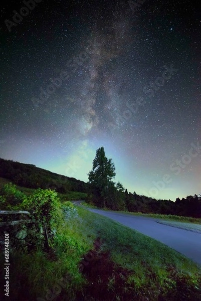 Obraz A drive on a summer's evening along the Blue Ridge Parkway presents a gorgeous view of the Milky Way galaxy and surrounding scenery