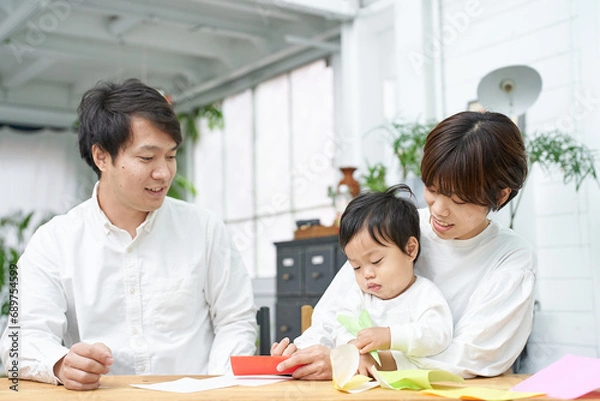 Fototapeta 折り紙をして遊ぶ親子