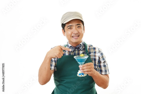 Obraz カクテルを運ぶ笑顔のウェイター