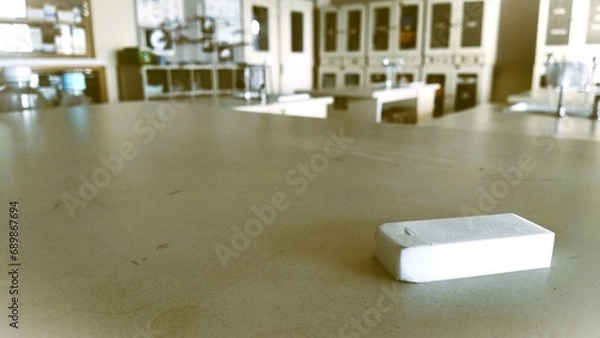 Obraz 理科室に置かれた消しゴム