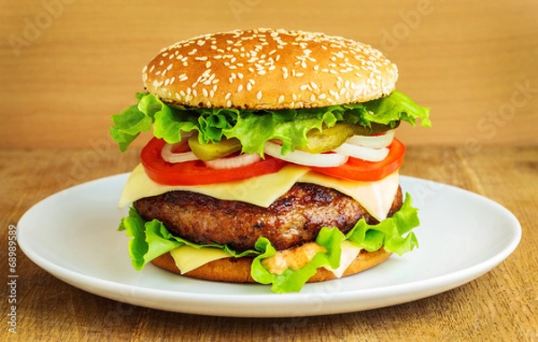 Obraz Burger w białym talerzu na drewnianym stole