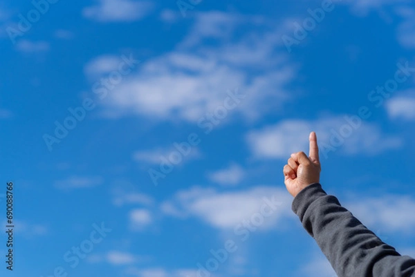 Fototapeta 空に指をさす