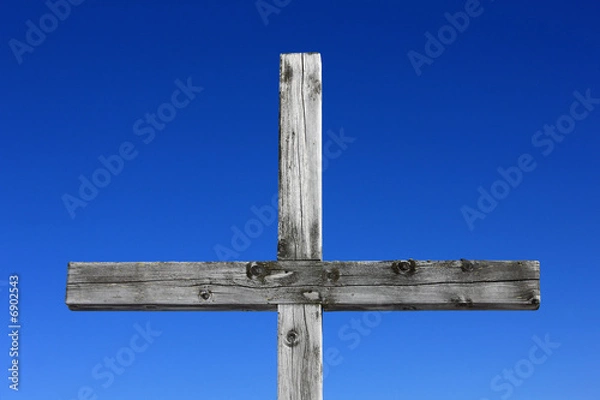 Fototapeta Holzkreuz vor blauem Himmelhintergrund