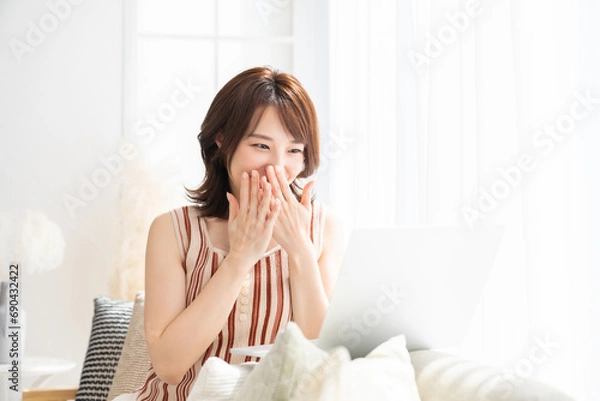 Obraz 部屋でラップトップコンピューターを見る女性