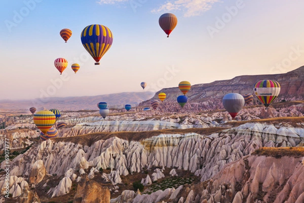 Fototapeta Balon na gorące powietrze lecący nad Cappadocia Turkey