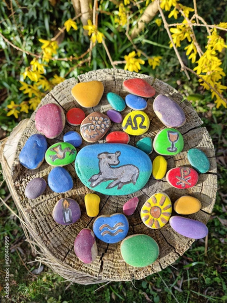 Obraz Bunt bemalte Steine mit christlichen Motiven. 