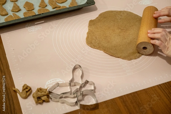 Fototapeta Piernik - Robienie pierników - Wyrabianie ciasta - Świąteczne jedzenie