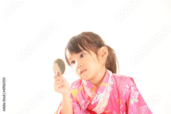 Obraz 手鏡を見ている浴衣の女の子