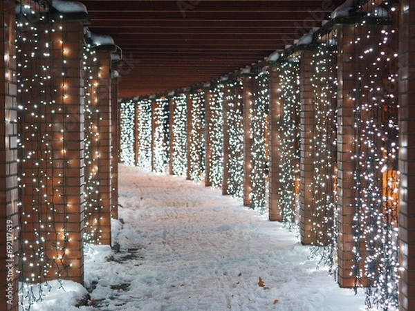 Obraz Oświetlona pergola zimą