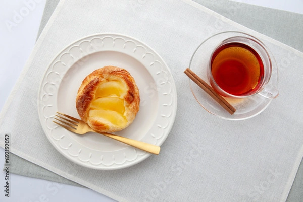 Fototapeta アップルパイ デニッシュと紅茶
