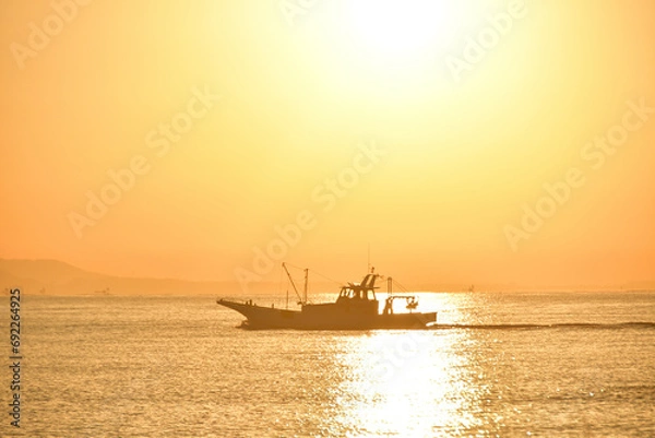 Obraz 朝日の中漁場へ向かう漁船