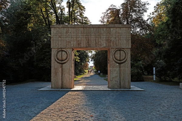 Obraz 

A beautiful park in Romania, Târgu Jiu. Monument.
