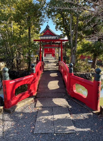 Obraz 弁財天の赤い橋と鳥居
