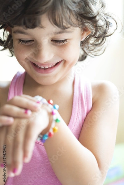 Fototapeta Niña sonriente con pulsera