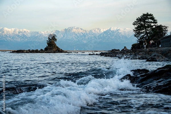 Obraz 雨晴海岸にて 波しぶきと女岩・立山連峰