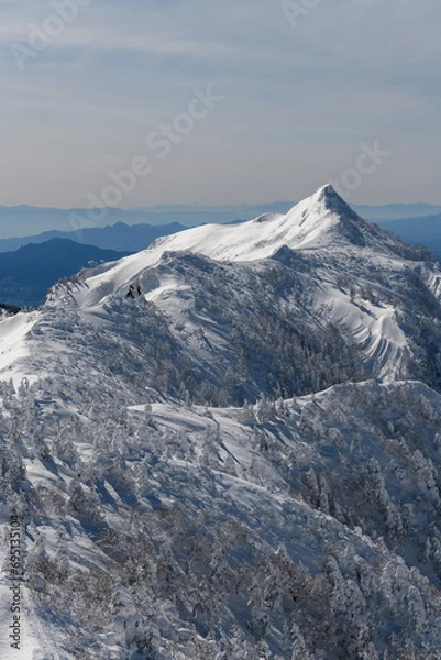 Obraz 剣ヶ峰山から武尊山に向かう登山道から見た冬の剣ヶ峰山
