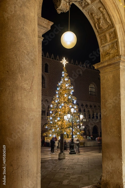 Fototapeta Venice, Italy: Christmas tree with lights in San Marco square in the evening
