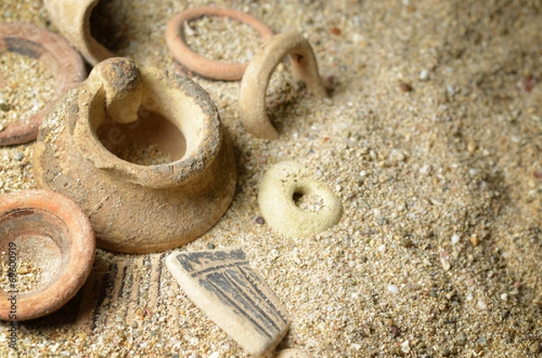 Obraz pezzi di vasi antichi su sabbia