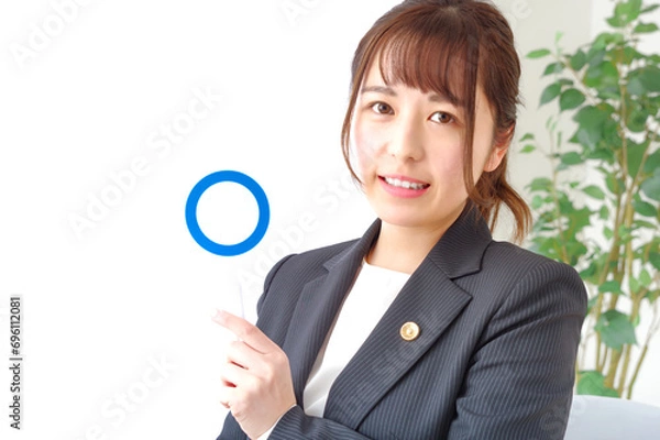 Fototapeta マルのプレートを持つ女性弁護士