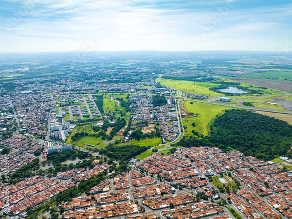 Fototapeta Imagem aérea de bairro residencial com condomínios, casas, vegetação e loteamentos sendo construídos na cidade de Paulínia SP (Paulinia) interior de São Paulo. 