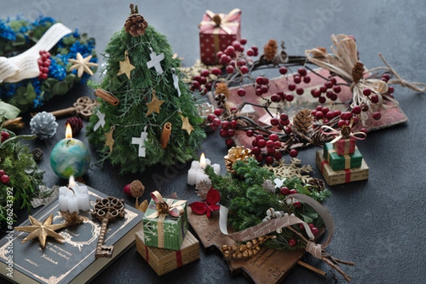 Obraz クリスマスの飾り　小さなクリスマスツリーとナチュラルリース