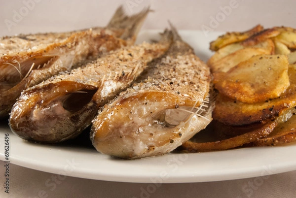 Obraz Bratheringe mit Bratkartoffeln