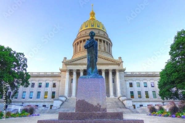 Fototapeta The Lincoln Statue in front of West Virginia Capitol
