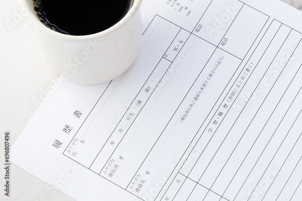 Fototapeta コーヒーを飲みながら履歴書を書く