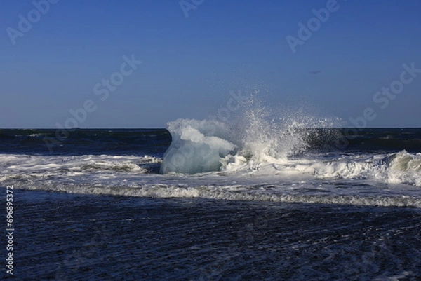 Fototapeta View on a iceberg on the Diamond Beach located south of the Vatnajökull glacier between the Vatnajökull National Park and the town of Höfn