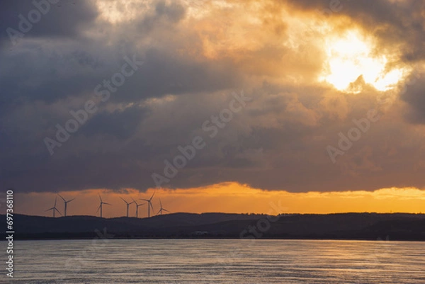 Fototapeta 湖畔に立ち並ぶ風力発電